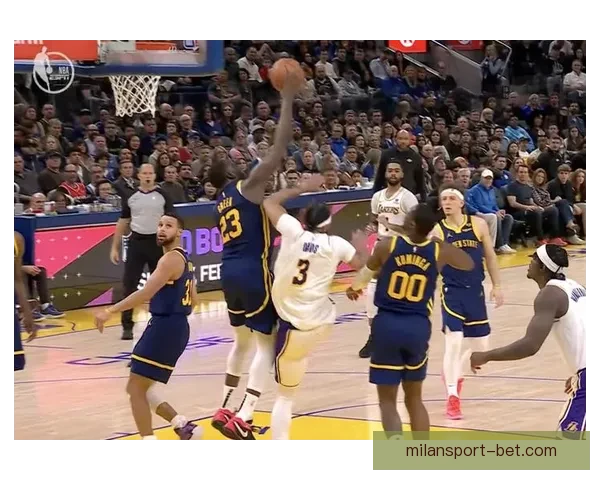 巴雷特在抢篮板时被锡安撞伤肩膀 已返回更衣室接受治疗